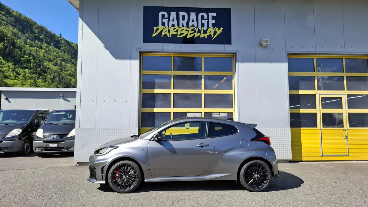 Véhicule devant les portes jaunes de l'atelier du Garage Darbellay à Martigny