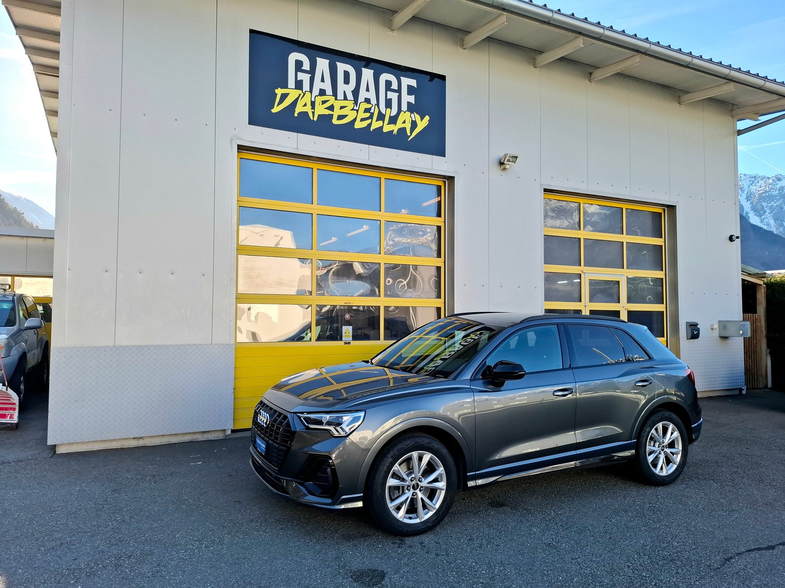 Audi Q3 S line quattro grise, vue trois quarts avant complète