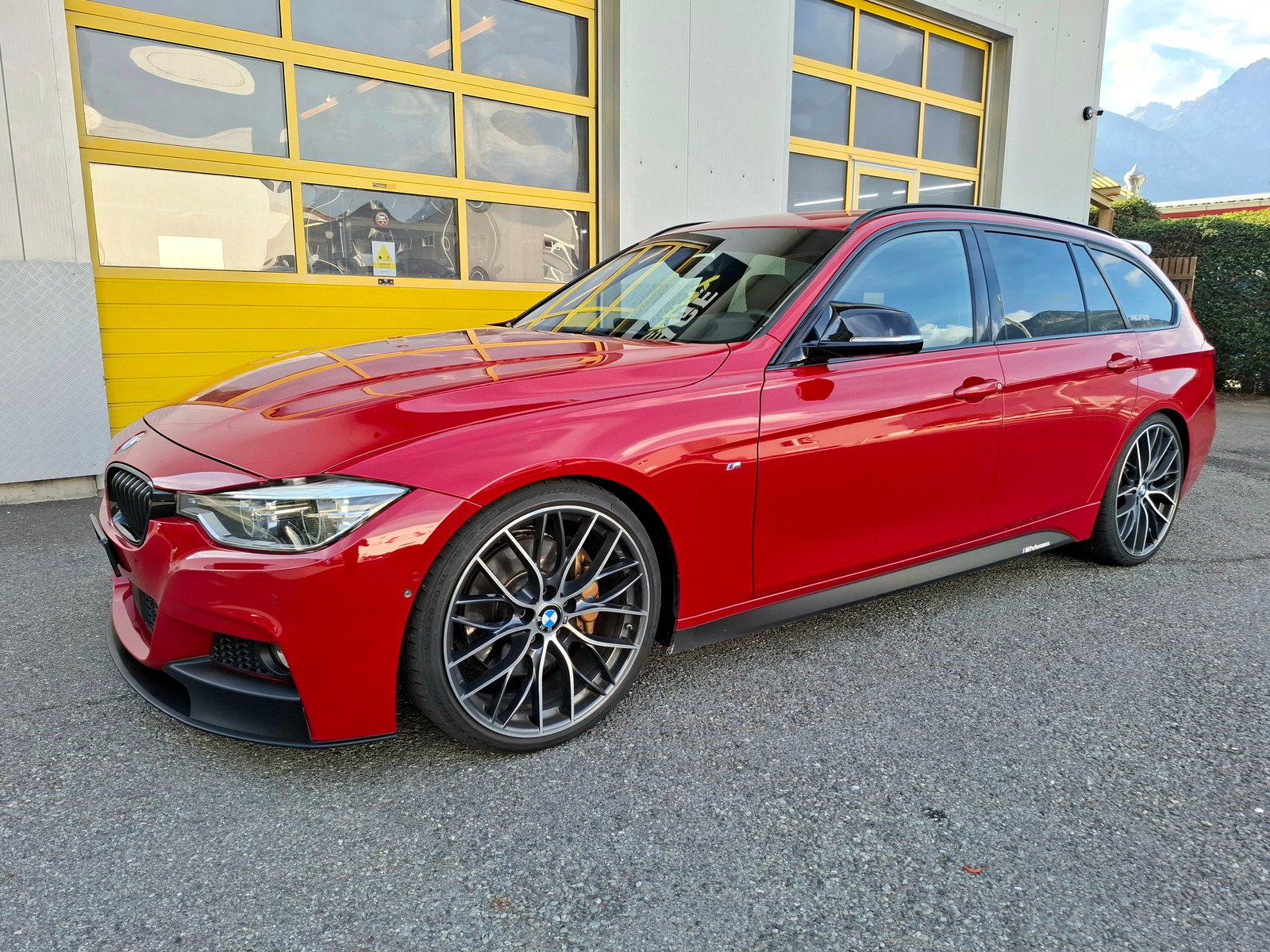 BMW 340i xDrive Touring M Sport rouge, vue trois quarts avant complète