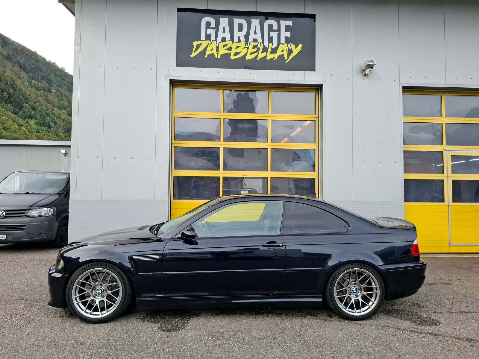 BMW M3 E46 Tracktool bleu nuit, profil complet devant le logo Garage Darbellay