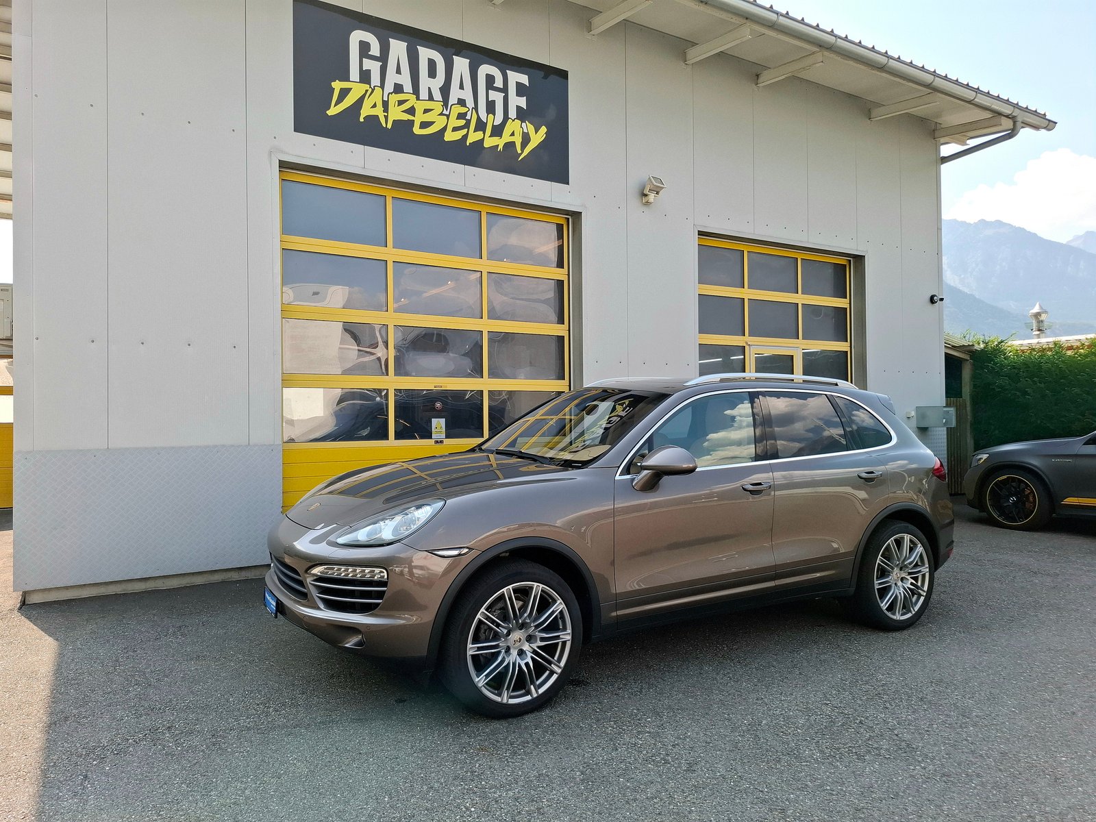 Porsche Cayenne Diesel brun métallisé, vue trois quarts avant complète